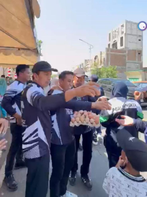 Sambut Peserta Porsenijar PGRI Sulsel. Anggota DPRD Sidrap Bagikan Telur Rebus Gratis