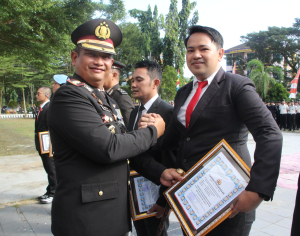 Momentum Hari Bhayangkara ke-80, Kapolre Enrekang Berikan Penghargaan kepada Brigpol Aditya Putra Nugraha, atas Keberhasilan Mengungkap Kasus Tindak Pidana Korupsi BPNT