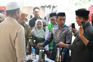 Keliling Stan UMKM di Silatnas Banom DDI, Syaharuddin Borong dan Bagikan Produk Lokal