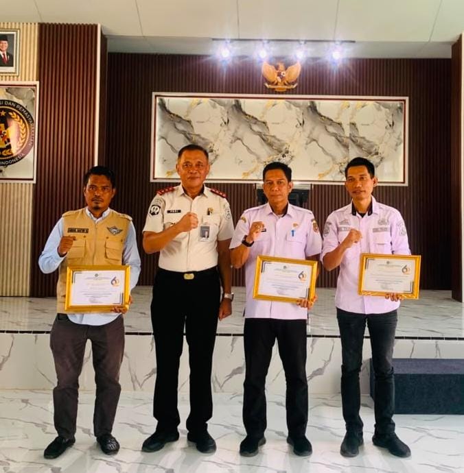 Abdul Gafur Serahkan Ijazah Setara SMA kepada Warga Binaan Rutan Kelas II B Sidrap