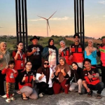 Andi Haruna Ajak Mahasiswa KKN Unhas Nikmati Suasana di Wisata PLTB Sidrap