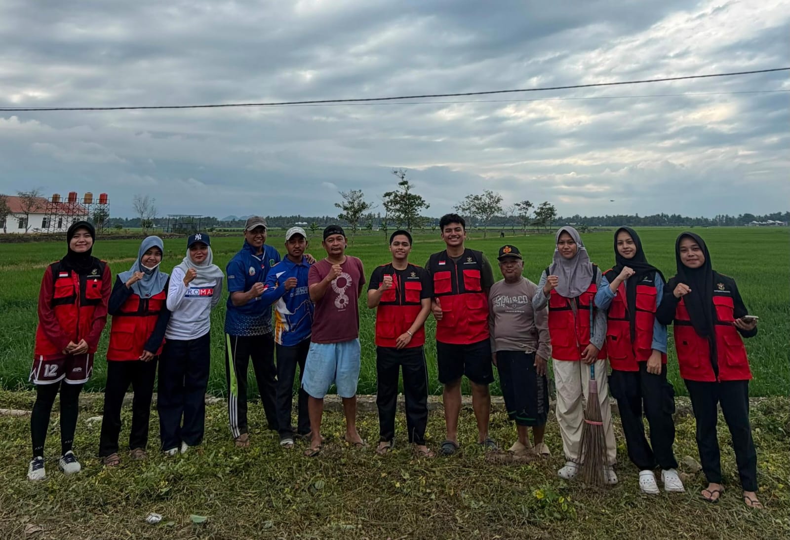 Pemerintah Desa Salobukkan Gandeng Camat Dan Mahasiswa KKN Angkatan 116 Unhas Gelar Jumat Bersih, Sasar Poros Dongi–Tanru Tedong.