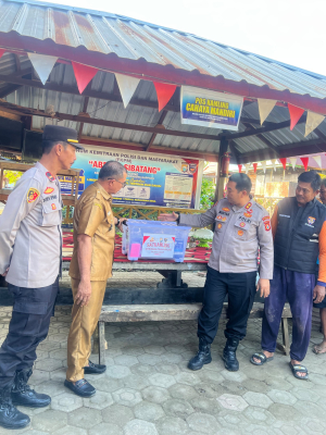 Kunjungan Ditbinmas Polda Sulsel, Pos Satkamling Cahaya Mandiri Desa Lagading  Terima penghargaan.