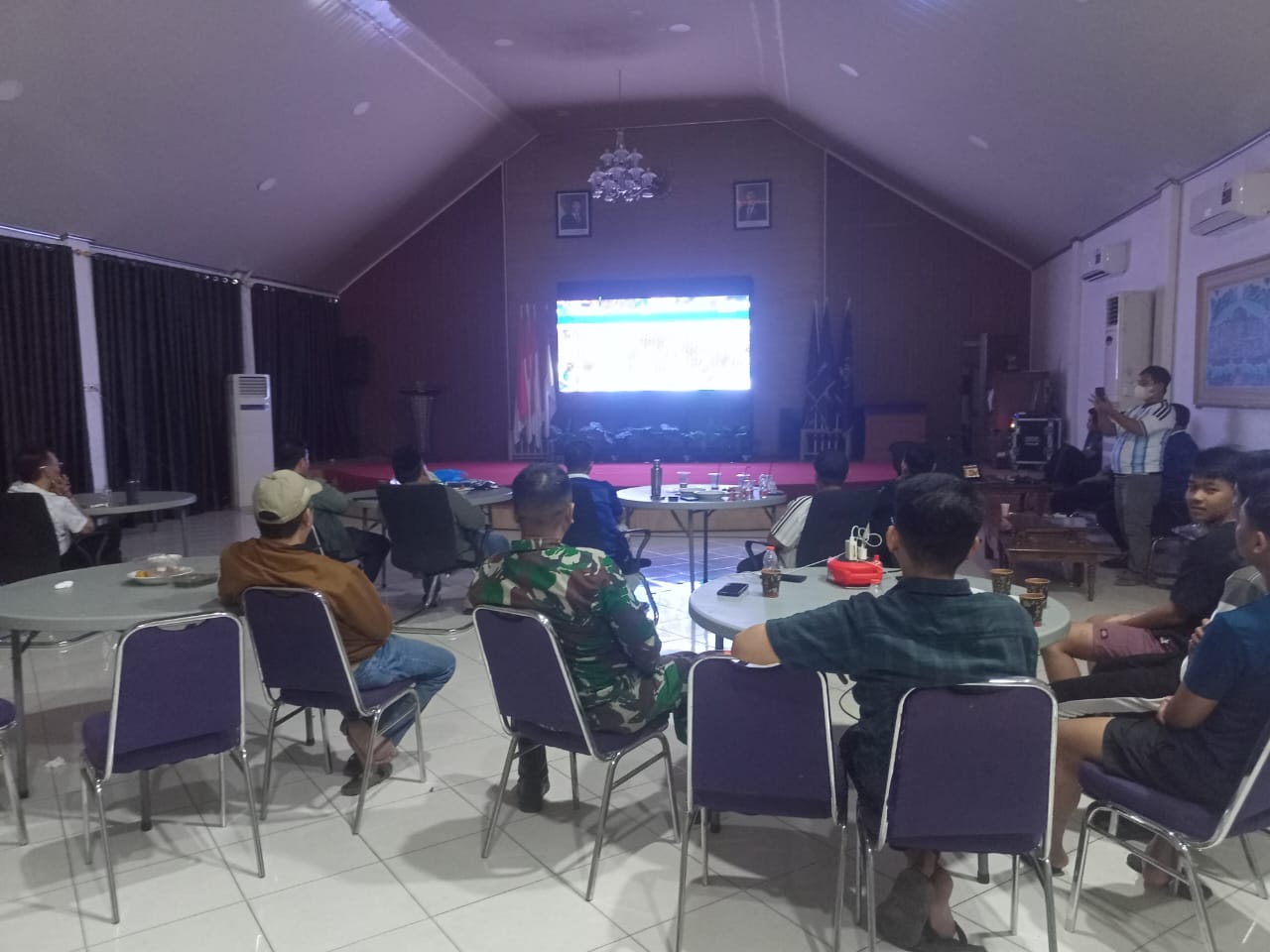Babinsa Juppandang Pantau Wilayah dan Nobar Bersama Warga, Pererat Kebersamaan di Enrekang