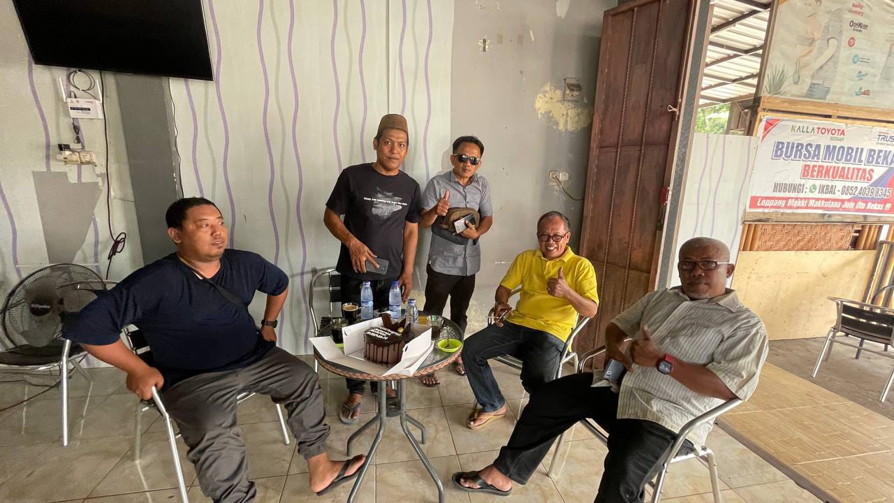 Ketua SOKSI Golkar Sidrap H. Haris Mannan Diberi Kejutan Ulang Tahun oleh Sahabat di Warkop Saroja