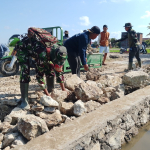 Panas Terik Matahari Tak Surutkan Semangat Satgas TMMD ke-129 Kodim 1404/Pinrang dan Warga Kerjakan Sasaran Fisik