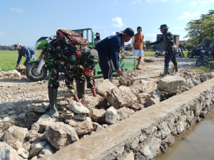 Panas Terik Matahari Tak Surutkan Semangat Satgas TMMD ke-129 Kodim 1404/Pinrang dan Warga Kerjakan Sasaran Fisik