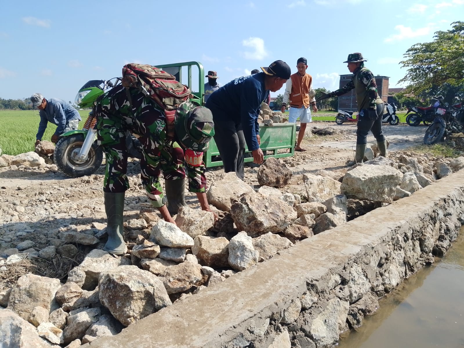 Panas Terik Matahari Tak Surutkan Semangat Satgas TMMD ke-129 Kodim 1404/Pinrang dan Warga Kerjakan Sasaran Fisik