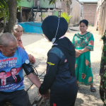 Tim Kesehatan Satgas TMMD ke-129 Kodim 1404/Pinrang Periksa Kesehatan Warga dan Berikan Obat Gratis