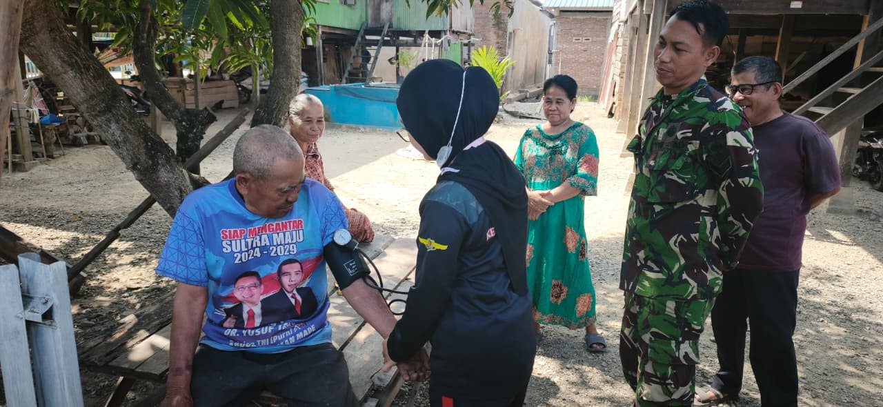 Tim Kesehatan Satgas TMMD ke-129 Kodim 1404/Pinrang Periksa Kesehatan Warga dan Berikan Obat Gratis