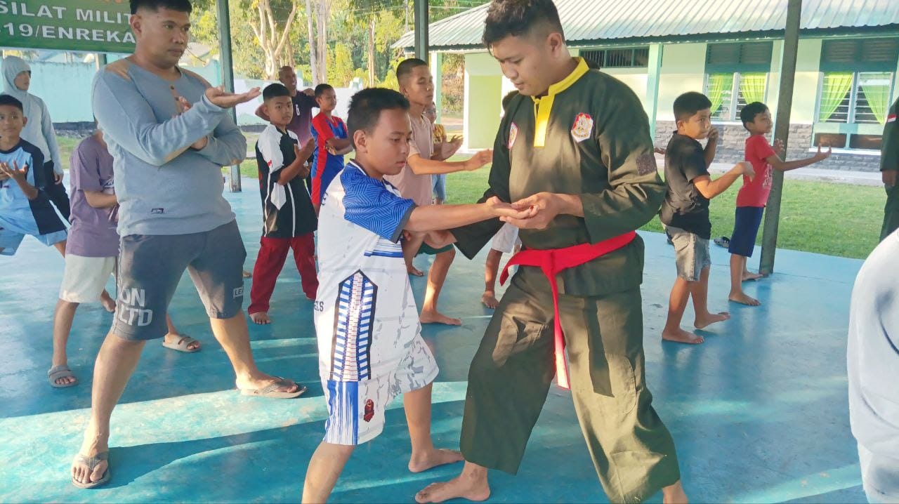 Tanamkan Jiwa Patriotisme Sejak Dini, Staf Ops Kodim 1419/Enrekang Kenalkan Pencak Silat Militer kepada Anak-anak