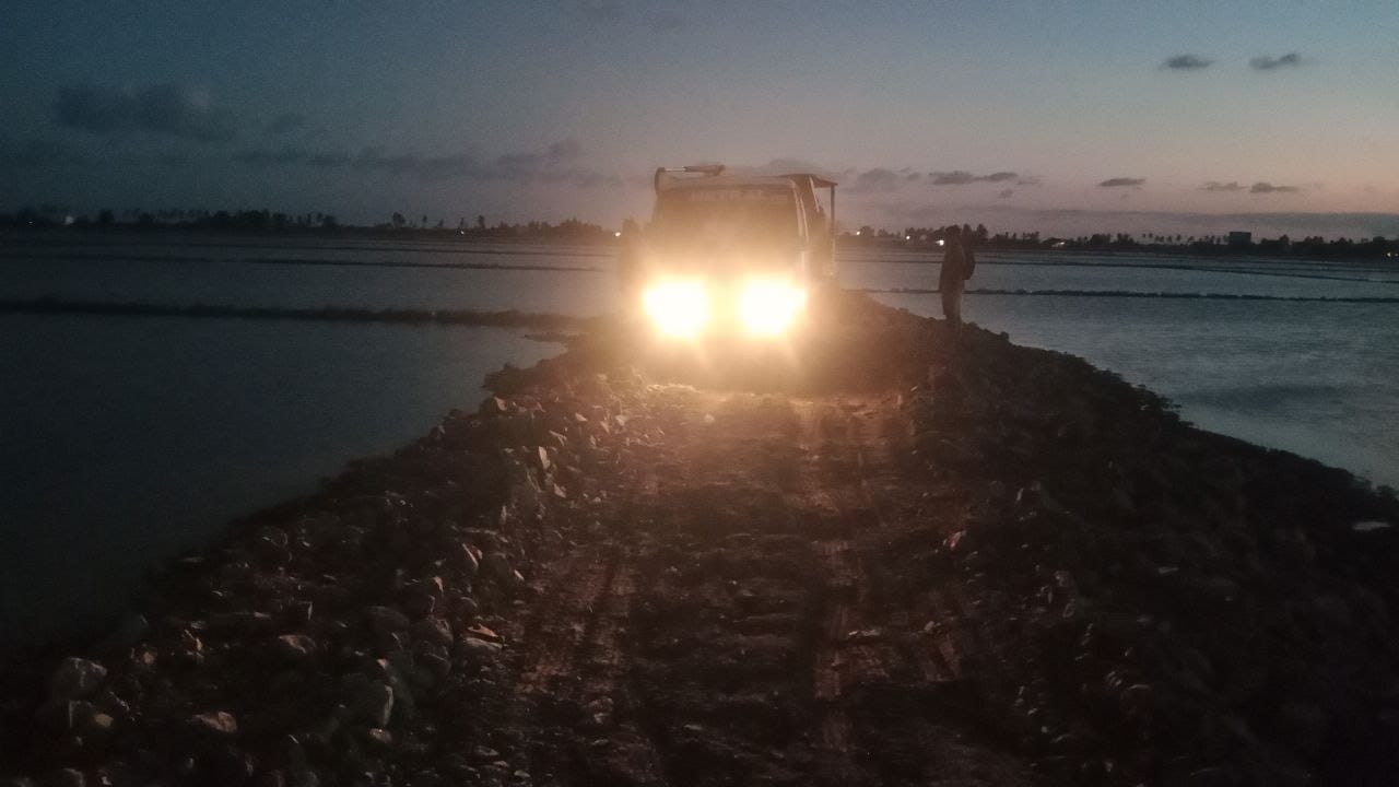 Sampai Malam, Truk Material Terus Berdatangan ke Lokasi TMMD ke-129 Kodim 1404/Pinrang