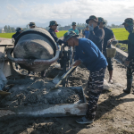 Percepat Pekerjaan Fisik, Satgas TMMD Ke-129 Kodim 1404/Pinrang Gunakan Molen untuk Aduk Campuran Semen