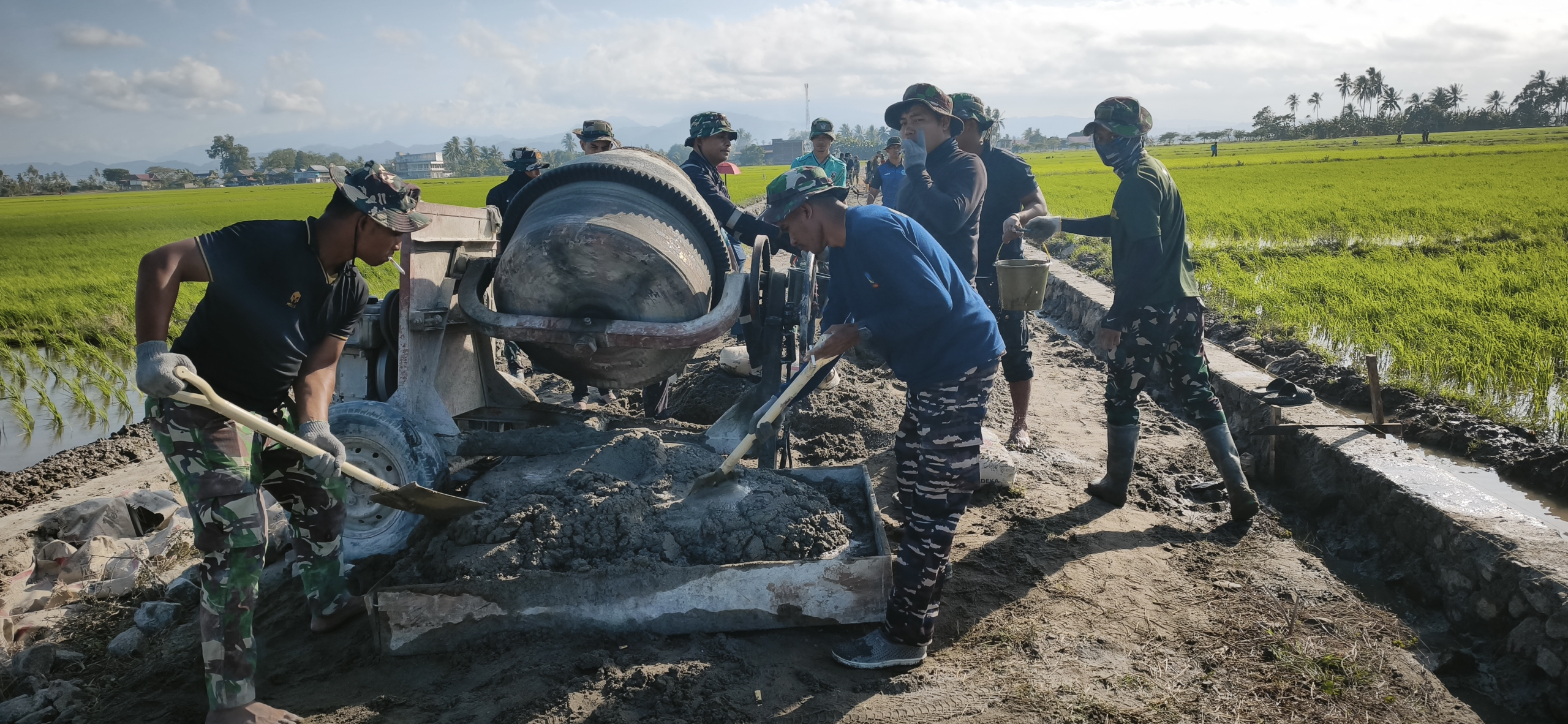 Percepat Pekerjaan Fisik, Satgas TMMD Ke-129 Kodim 1404/Pinrang Gunakan Molen untuk Aduk Campuran Semen