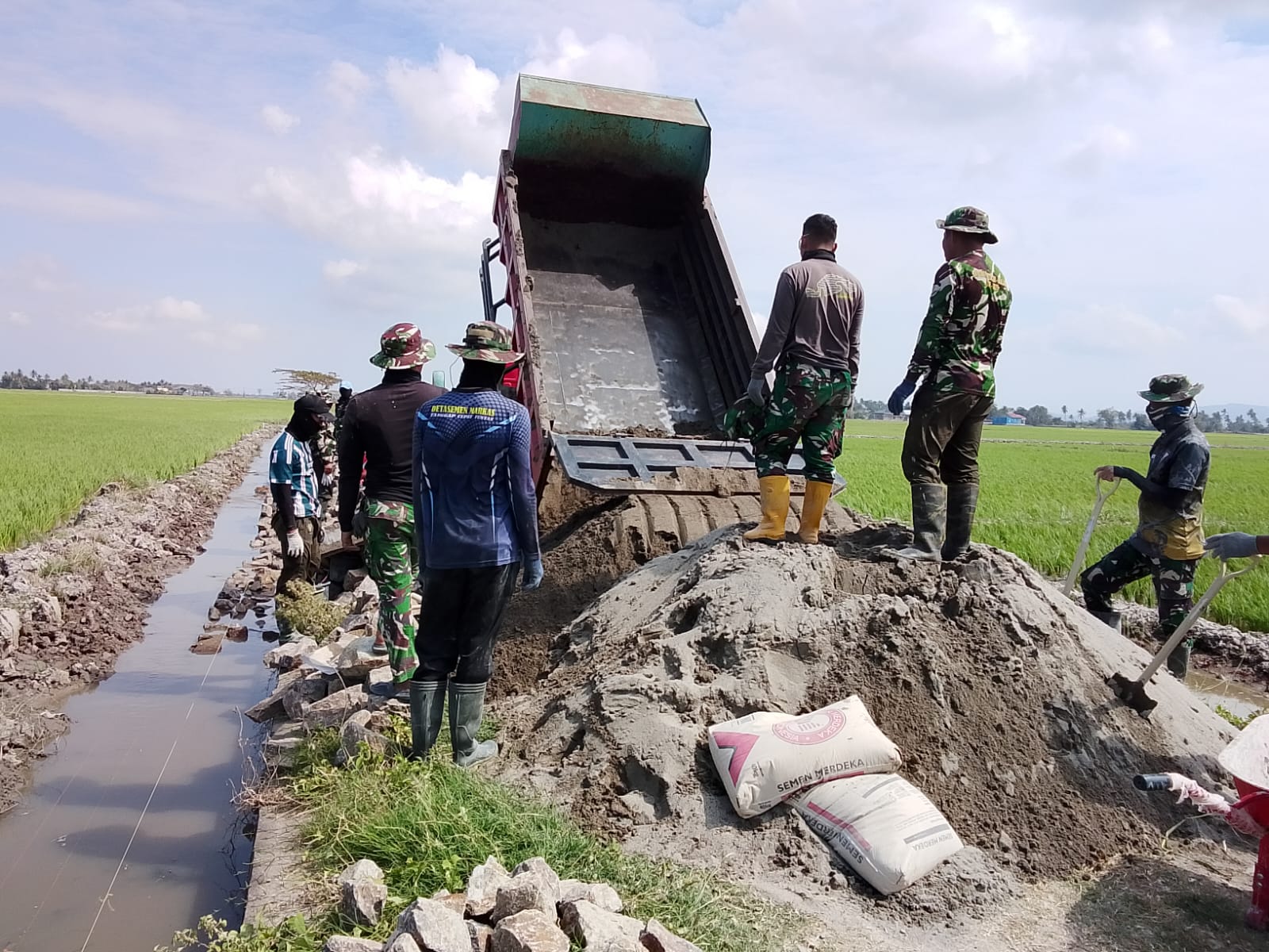 Truk Material Terus Berdatangan, Percepat Pembangunan Sasaran Fisik TMMD Ke-129 Kodim 1404/Pinrang