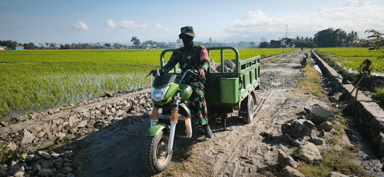 Motor Roda Tiga Percepat Distribusi Material di Lokasi TMMD Ke-129 Kodim 1404/Pinrang