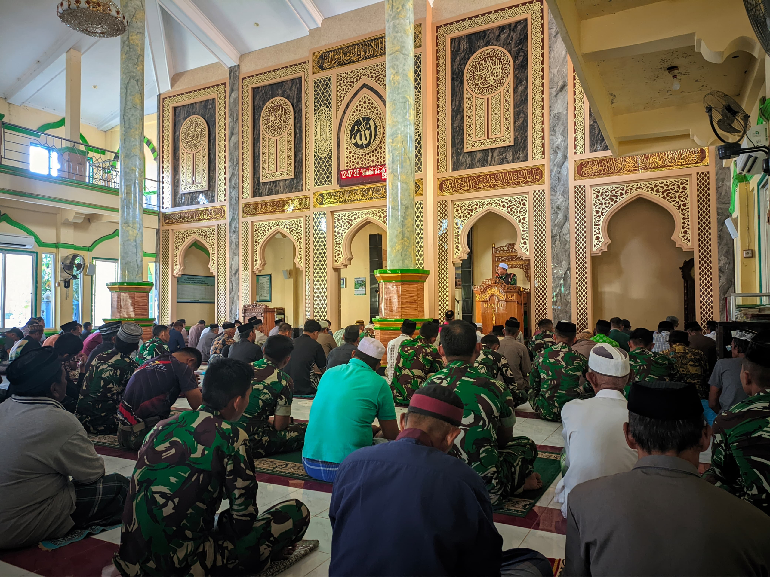 Serda Abdul Rasyid, Personel Satgas TMMD Ke-129 Kodim 1404/Pinrang, Sampaikan Khutbah Jumat di Masjid Ar-Rahman Desa Tanratuo