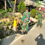 Danramil 1419-03/Baraka Letda Inf Tamsir Bersama Babinsa dan Warga Gelar Karya Bhakti Bersihkan Drainase Cegah DBD