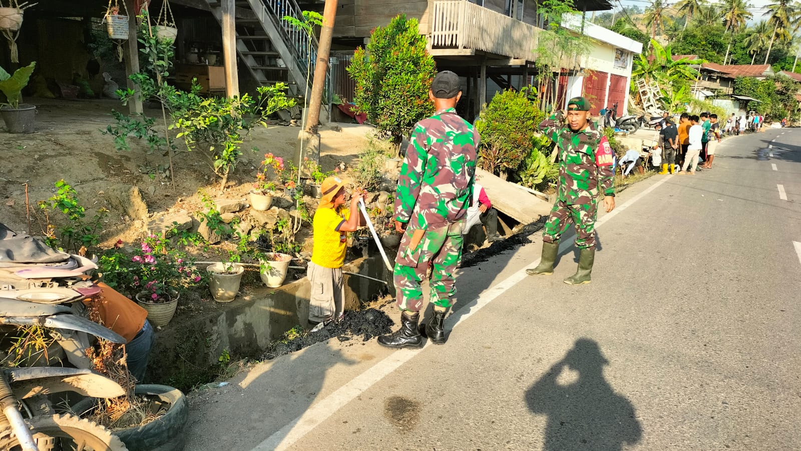 Danramil 1419-03/Baraka Letda Inf Tamsir Bersama Babinsa dan Warga Gelar Karya Bhakti Bersihkan Drainase Cegah DBD