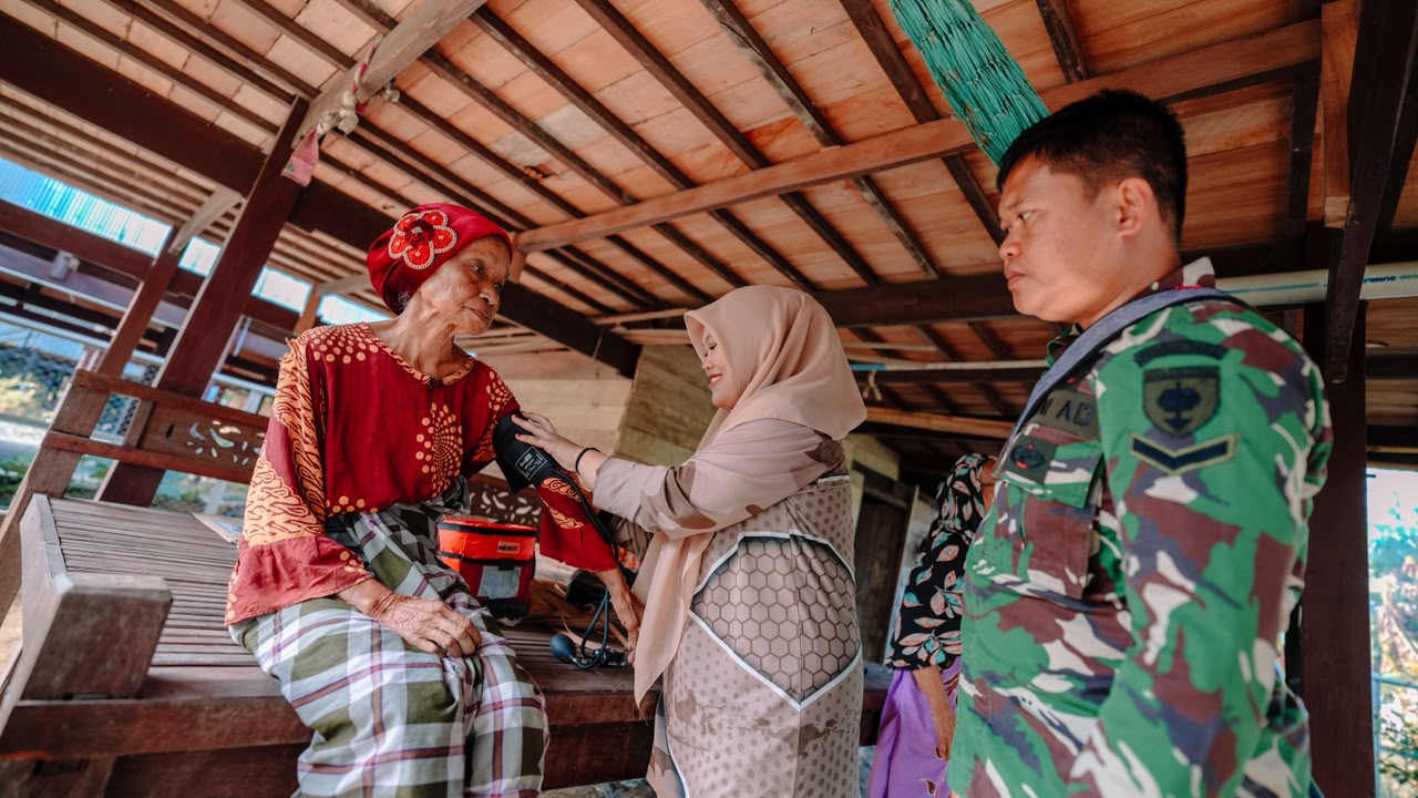 Satgas TMMD Ke-129 Kodim 1404/Pinrang Gelar Pemeriksaan Kesehatan Gratis untuk Warga Desa Tanratuo