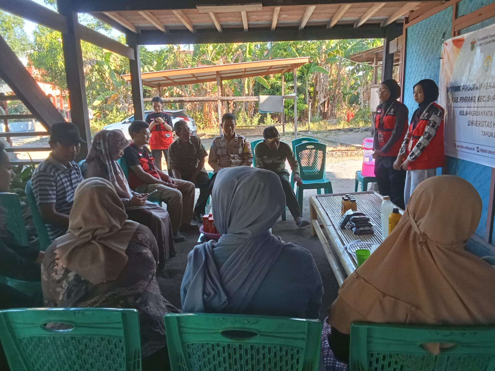 Sahara Mahasiswa KKN-T Inovasi Desa 116 Unhas Gelar Demonstrasi Pembuatan Pupuk Organik Cair dari Sabut Kelapa di Kelurahan Watang Suppa