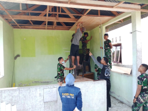 Peduli  Fasilitas Pelayanan Kesehatan Masyarakat, Satgas TMMD Ke-129 Kodim 1404/Pinrang, Melaksanakan Perbaikan Posyandu Desa Tanratuo