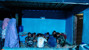 Kebersamaan, Tim Satgas TMMD Ke-129 Kodim 1404/Pinrang Menikmati Hidangan Makanan   Malam.