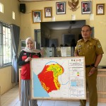 Murfiatuzahidah Mahasiswa KKN-T Unhas Lakukan Pemetaan Fasilitas Umum dan Tingkat Kerawanan Tsunami di Desa Lotang Salo.