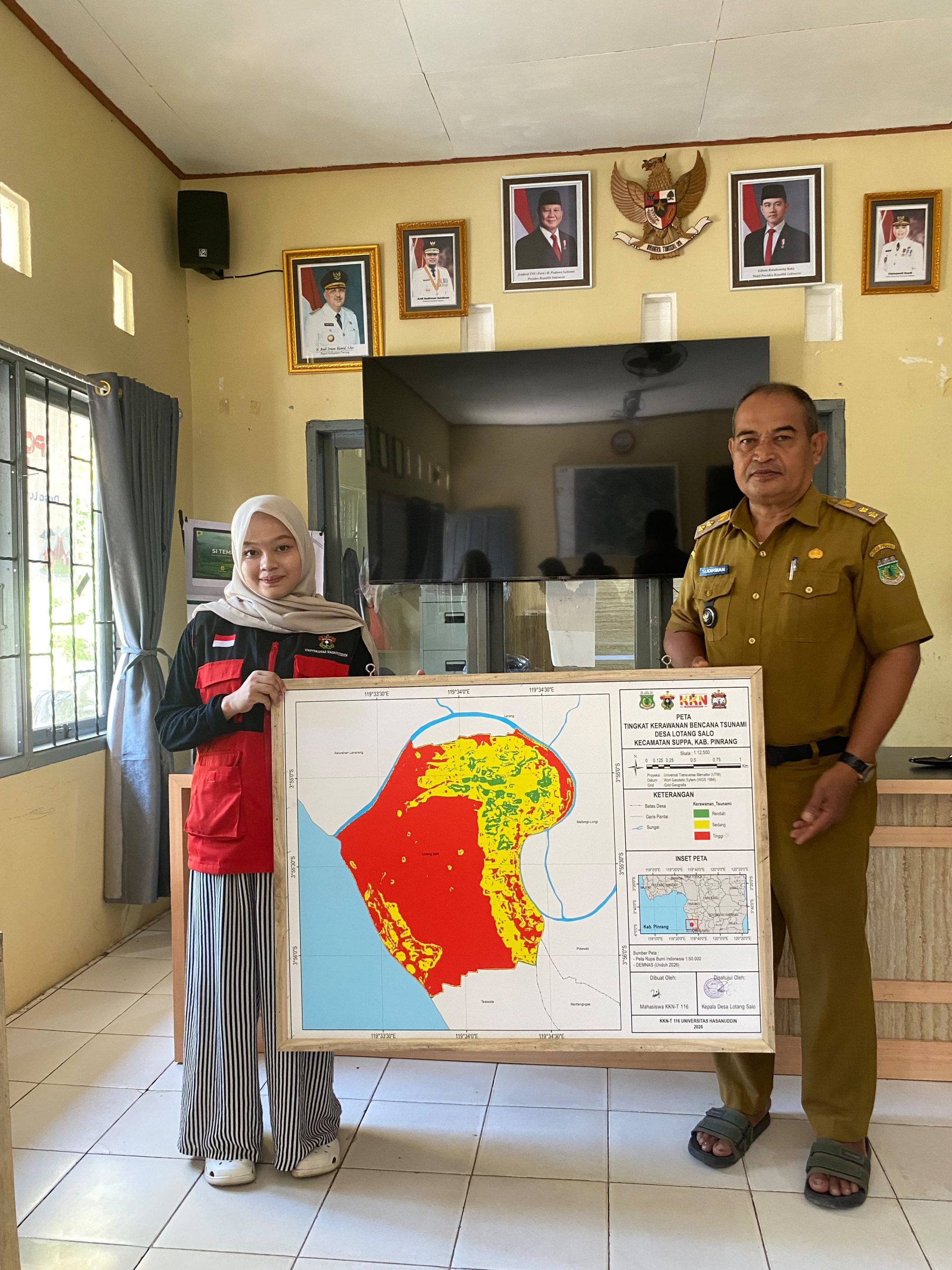 Murfiatuzahidah Mahasiswa KKN-T Unhas Lakukan Pemetaan Fasilitas Umum dan Tingkat Kerawanan Tsunami di Desa Lotang Salo.