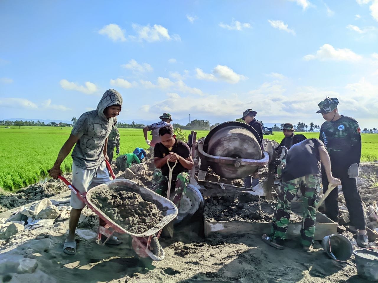 Satgas TMMD Ke-129 Kodim 1404/Pinrang Mempercepat Penyelesaian pekerjaan  Pembuatan Talud Jalan Tani di Desa Tanratuo
