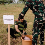 Hijaukan Desa Tanratuo, Satgas TMMD Ke-129 Kodim 1404/Pinrang Tanam Pohon Bersama Warga
