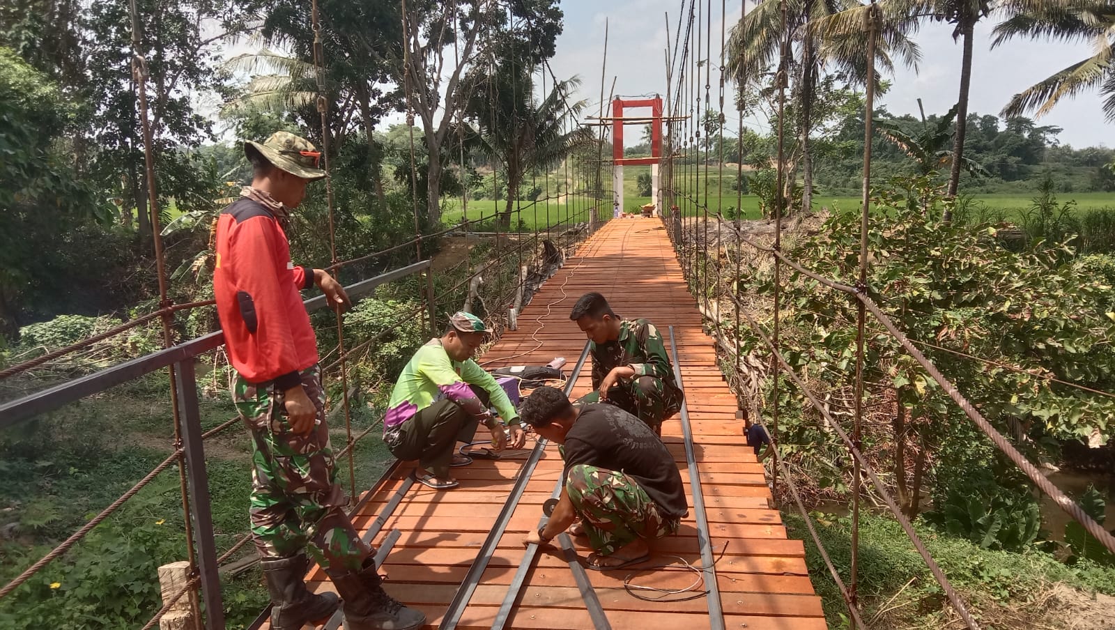 Pembangunan Jembatan Perintis Garuda di Maiwa Hampir Rampung, Personel TNI dan Warga Tuntaskan Pemasangan Lantai Jembatan