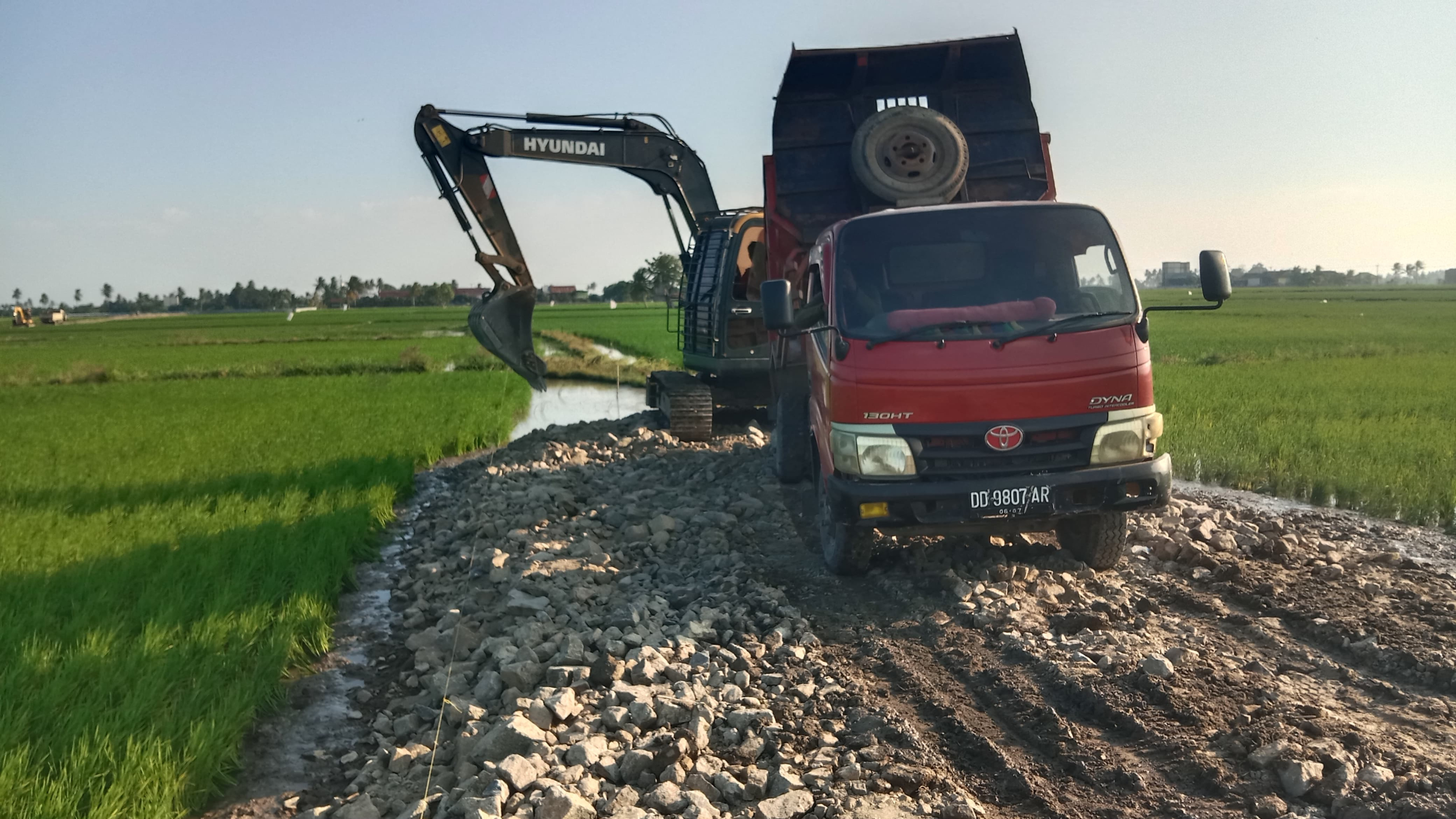 Timbunan Terus Berdatangan, Jalan Tani TMMD Ke-129 Kodim 1404/Pinrang Kian Terbentuk