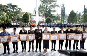 Momentum Hari Bhayangkara ke-80, Kapolres Enrekang Berikan Penghargaan kepada Tokoh dan Mitra Strategis Polri