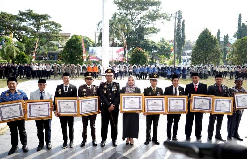 Momentum Hari Bhayangkara ke-80, Kapolres Enrekang Berikan Penghargaan kepada Tokoh dan Mitra Strategis Polri