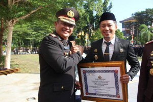 Hari Bhayangkara ke-80, Kapolres Enrekang Berikan Penghargaan kepada Bupati Enrekang atas Sinergi Membangun Daerah yang Aman dan Kondusif