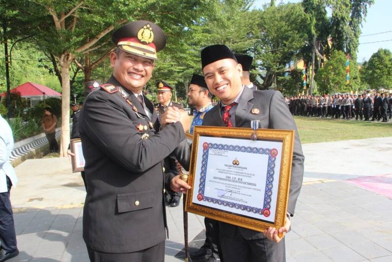 Momentum Hari Bhayangkara ke-80, Kapolres Enrekang Berikan Penghargaan kepada Kadis Pendidikan dan Kebudayaan atas Dukungan Memajukan Dunia Pendidikan di TK Kemala Bhayangkari 
