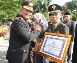Momentum Hari Bhayangkara ke-80, Kapolres Enrekang Berikan Penghargaan kepada Dandim 1419/Enrekang atas Sinergitas TNI-Polri