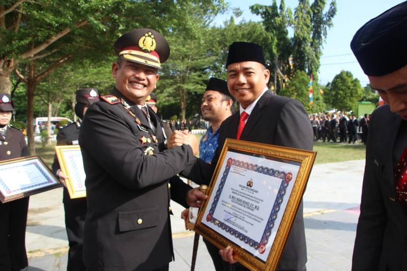 Kapolres Enrekang Berikan Penghargaan kepada Kadis Pertanian atas Dukungan Program Ketahanan Pangan