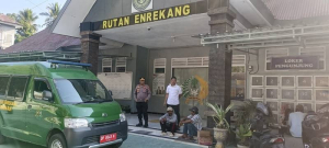 Personel Polsek Maiwa dan Polres Enrekang Laksanakan Pengamanan Pengawalan Warga AMPU.