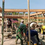 Ringankan Beban Warga, Babinsa Baraka Ikut Gotong Royong Pengecoran Rumah Warga