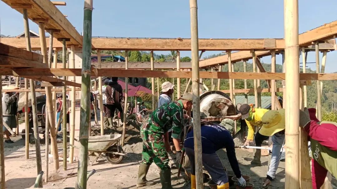 Ringankan Beban Warga, Babinsa Baraka Ikut Gotong Royong Pengecoran Rumah Warga