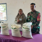Babinsa Koramil 1419-01/Maiwa Dampingi Penyaluran Bantuan Pangan Beras di Desa Pasang