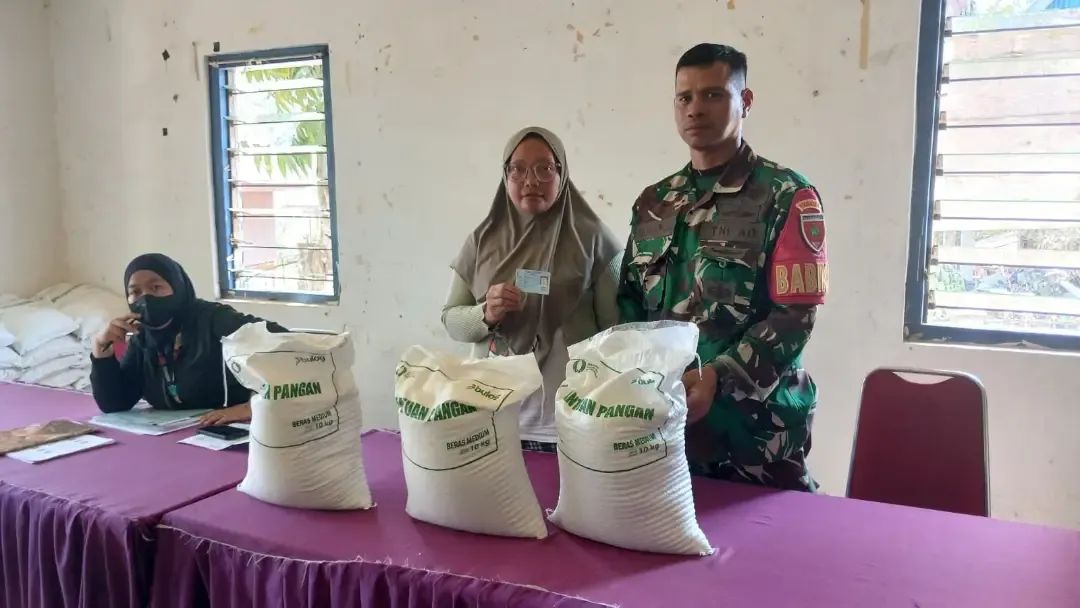 Babinsa Koramil 1419-01/Maiwa Dampingi Penyaluran Bantuan Pangan Beras di Desa Pasang