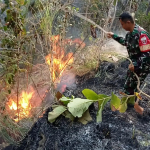 Babinsa Koramil 1419-02/Enrekang Bersama Masyarakat Padamkan Kebakaran di Kawasan Buttu Tabaro