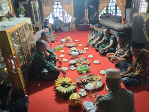 Warga Tanratuo Undang Santap siang  Satgas TMMD Ke-129 Kodim 1404/Pinrang Ini Bukti Kemanunggalan TNI Bersama Rakyat.