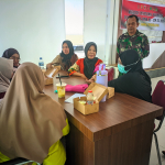 Tim Kesehatan Satgas TMMD Ke-129 Kodim 1404/Pinrang Gelar Pemeriksaan Kesehatan Gratis Bentuk Kepedulian TNI Kepada Masyarakat  Desa Tanratuo.