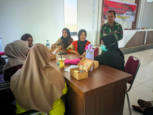 Tim Kesehatan Satgas TMMD Ke-129 Kodim 1404/Pinrang Gelar Pemeriksaan Kesehatan Gratis Bentuk Kepedulian TNI Kepada Masyarakat  Desa Tanratuo.