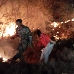 BABINSA KODIM 1419/ENREKANG BERSAMA UNSUR TERKAIT BERHASIL KENDALIKAN KEBAKARAN HUTAN DI KAKI GUNUNG BAMBAPUANG