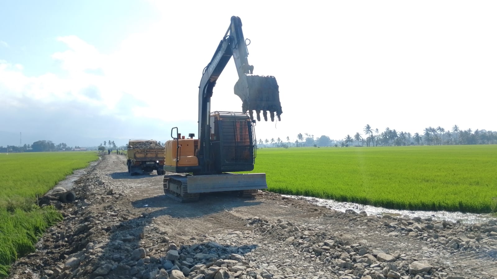 Armada Truk dan Excavator Diterjunkan Genjot Progres Penyelesaian Sasaran Fisik TMMD Ke-129 Kodim 1404/Pinrang